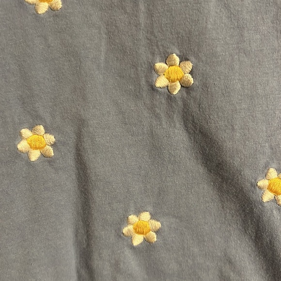 Super cute daisy t-shirt! - Picture 2 of 2